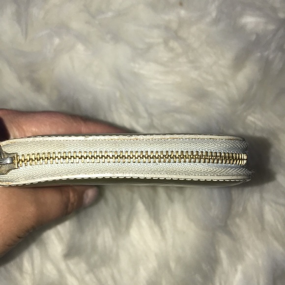 AUTHENTIC LOUIS VUITTON VERNIS GOLD ZIPPER WALLET - Picture 5 of 16